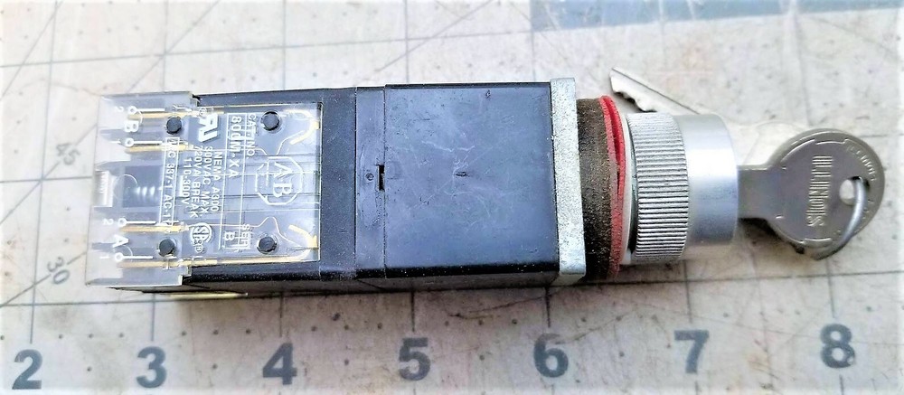 Allen Bradley 800MR-H32B Key Selector Switch Tested Working Pull [C4B3]