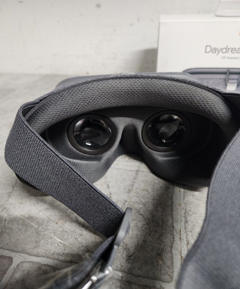 Google Daydream View Virtual Reality Headset USED