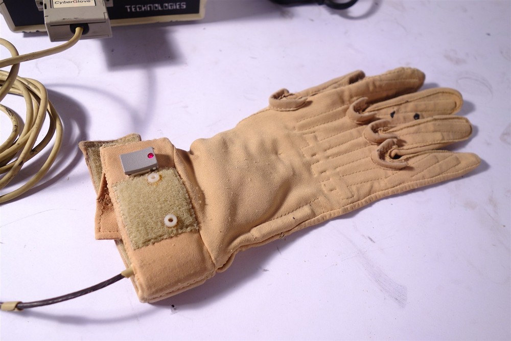 Virtual Technologies Cyber Glove Vintage Interface SGI IRIS Immersion Reality