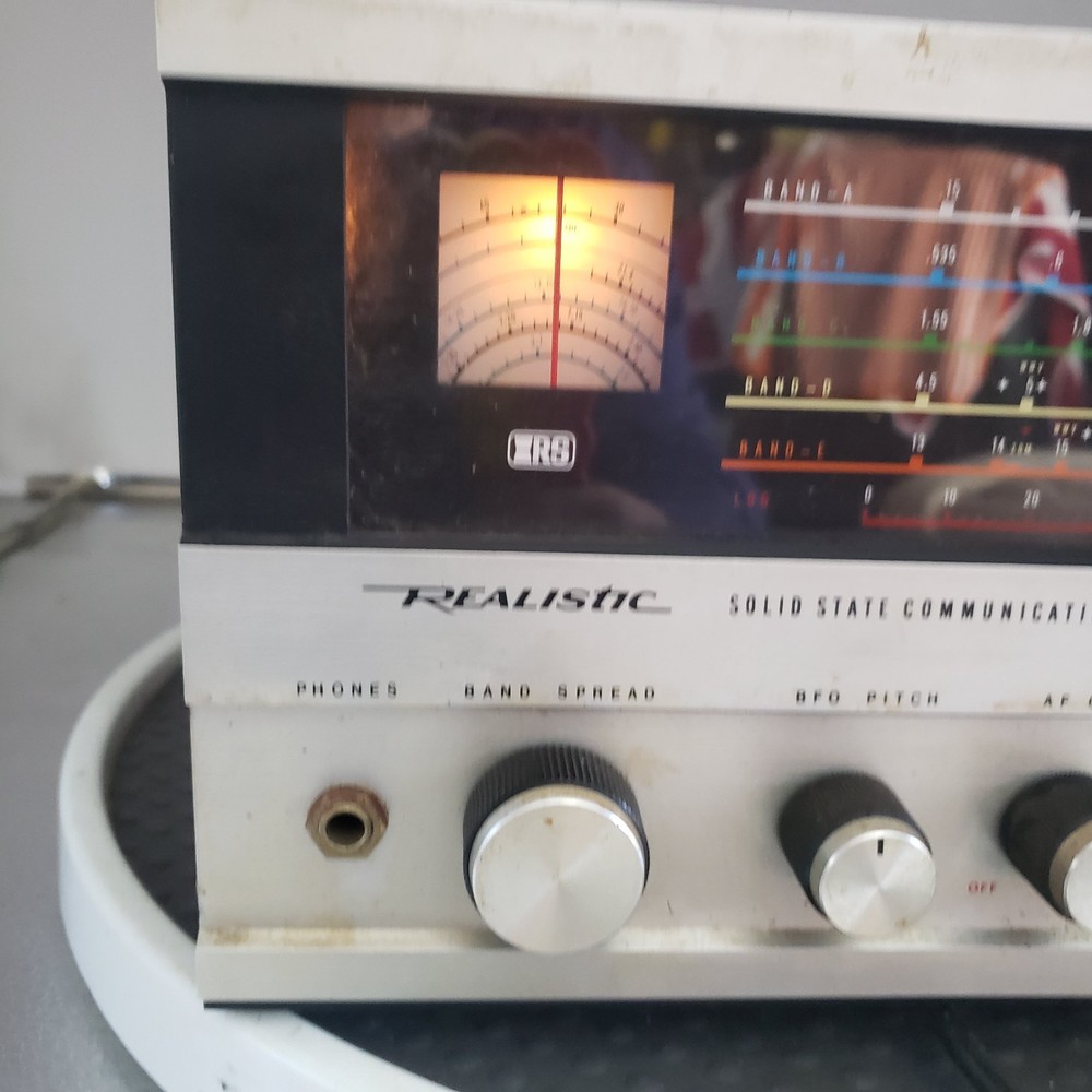 Vintage Realistic DX-160 Solid State Communications Recievers - Tested