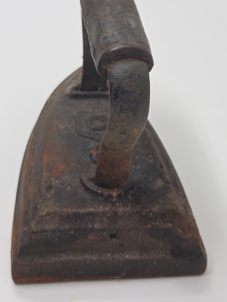 Antique Cast Iron Sad Iron Number 8 Flat Base Handle Primitive Laundry Tool