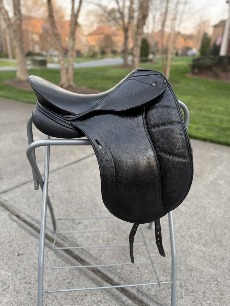 17.5” Schleese Infinity Dressage Saddle