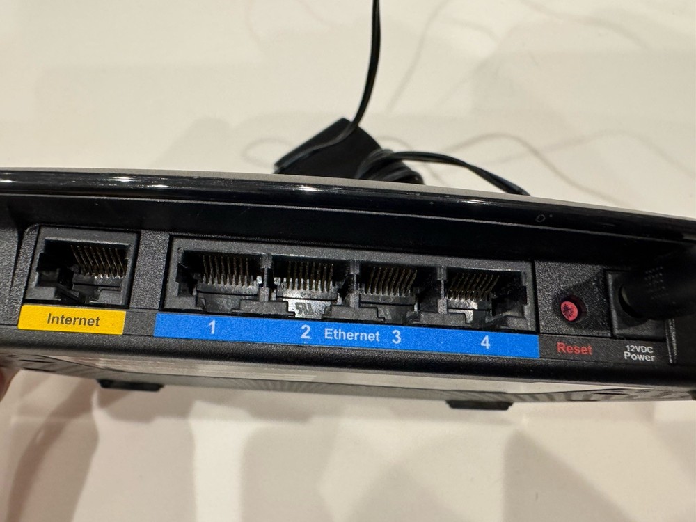 Linksys By Cisco RangePlus Wireless Router WRT110 EUC +++