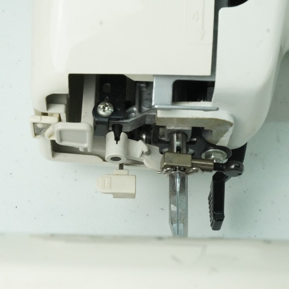 Usha Janome Automatic Stitch Magic Sewing Machine with 57 Stitch Function w/Case