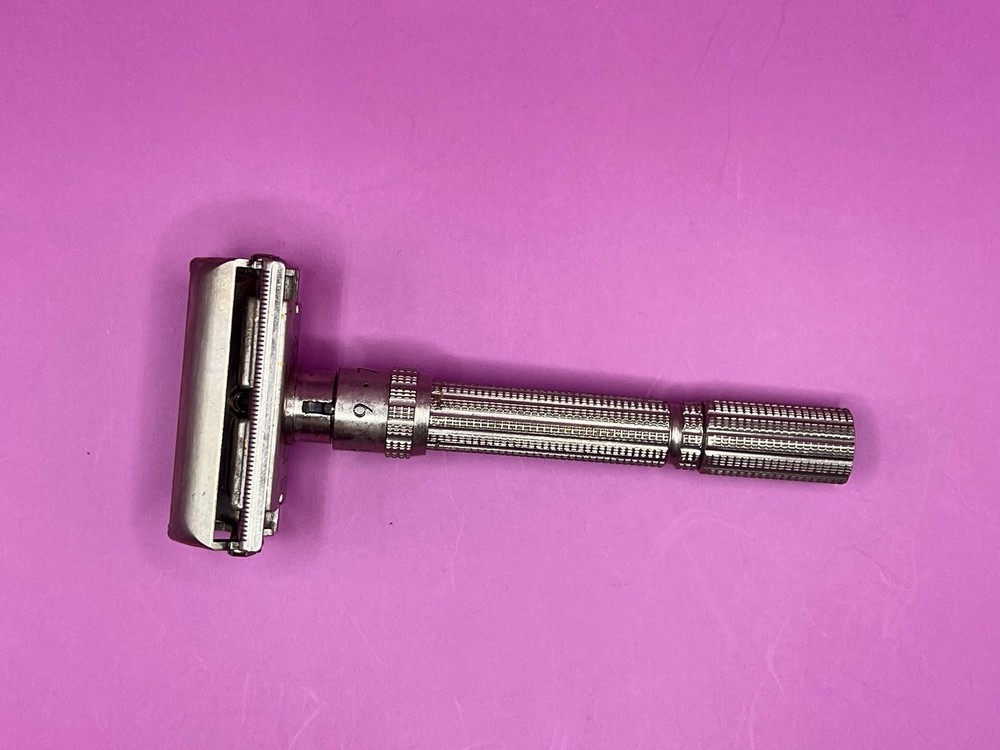 GILLETTE MENS 2 SIDED SAFTY ADJUSTABLE RAZOR. U. S. A.