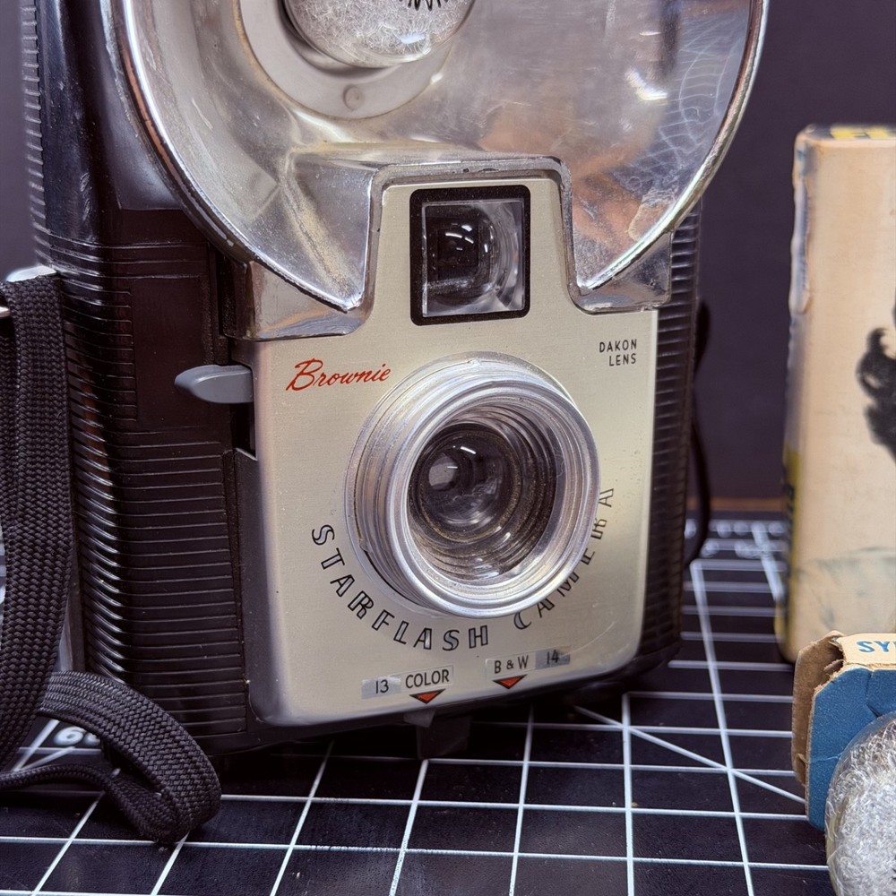 Vintage Starflash Brownie Camera + Strap & Sylvania M2 Flash Bulbs (Untested)