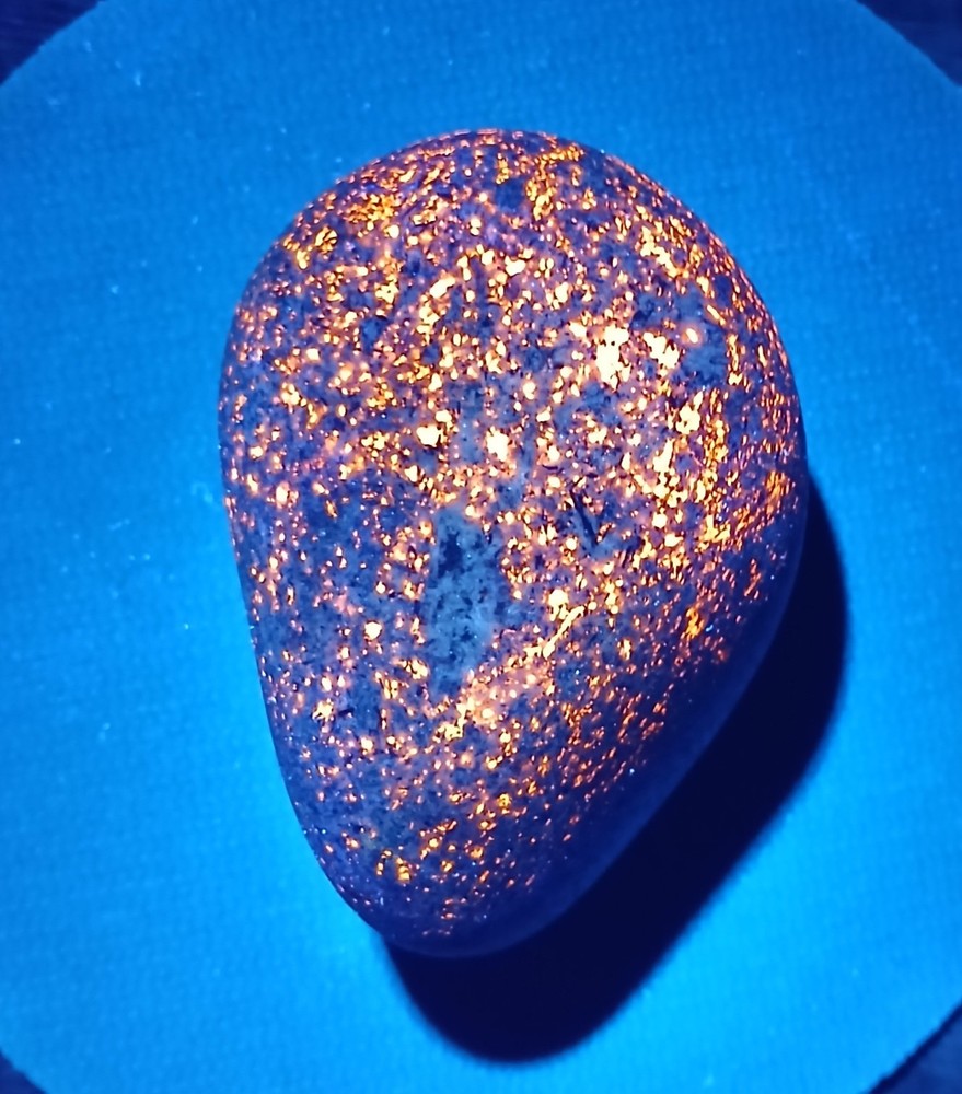 Fluorescent Sodalite ( Yooperlite ) - A Nice Coverage, Bright Stone 5.6 oz