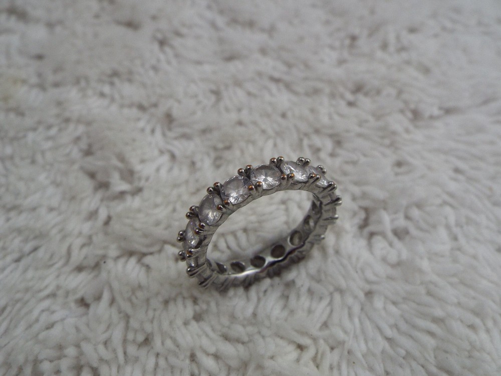 Silvertone Rhinestone Band Ring ~ Size 6 (J21)