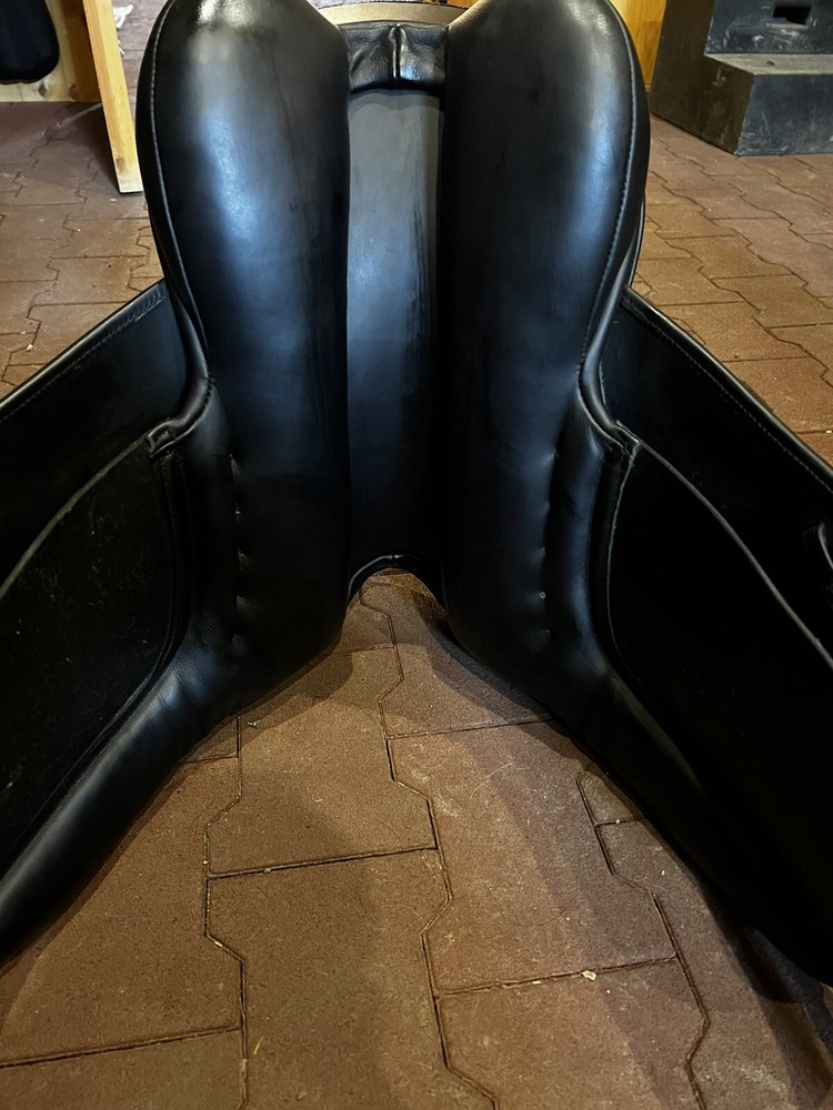 17.5 County Connection Dressage Saddle