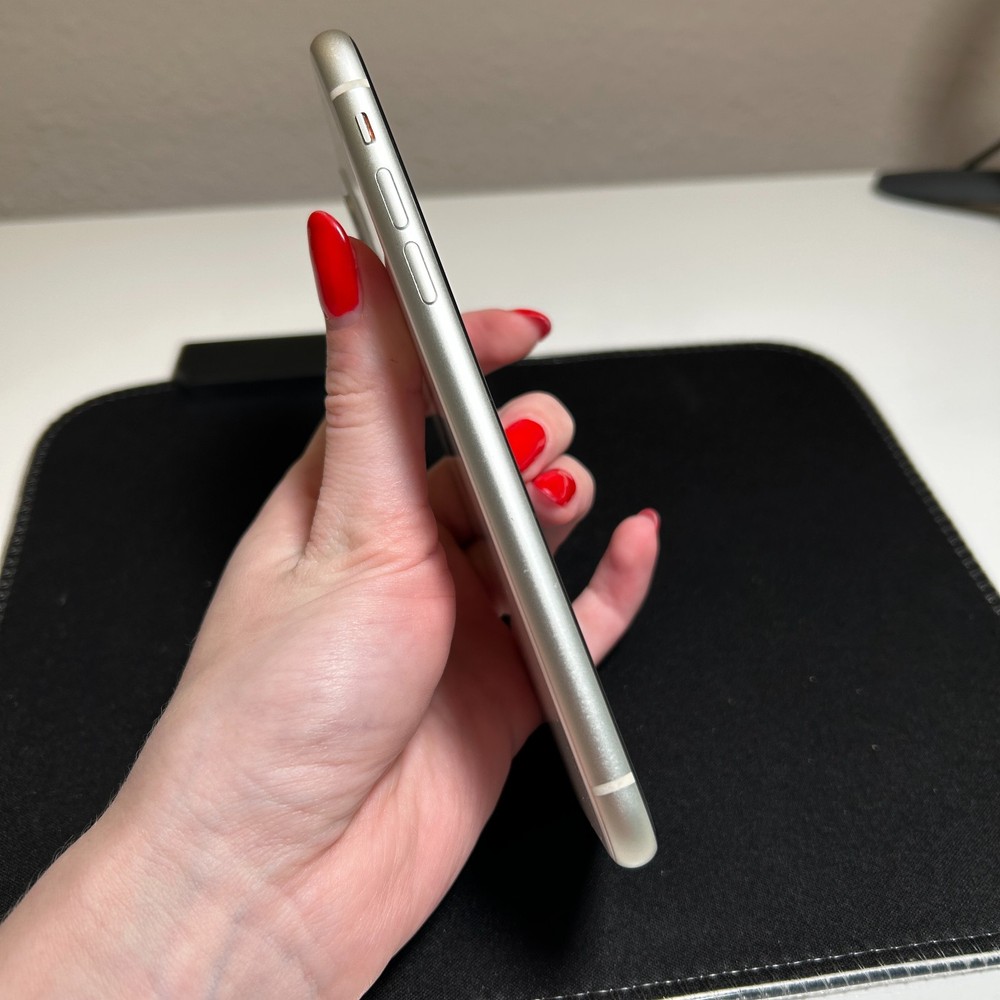 Apple iPhone 11 - 64 GB - White Unlocked READ DESCRIPTION