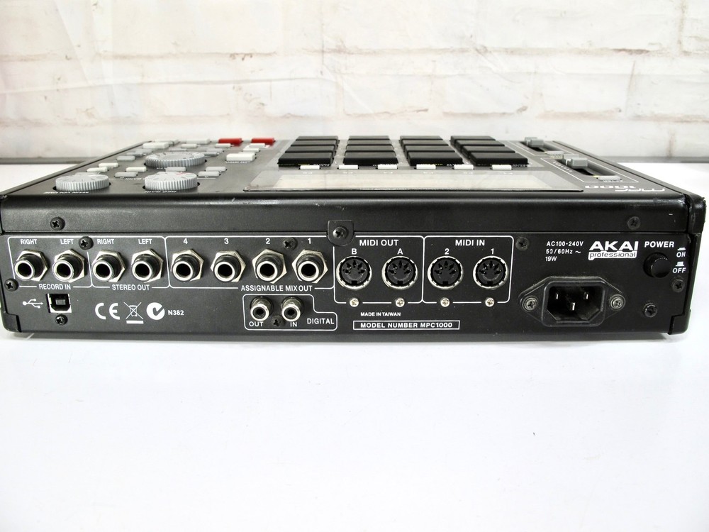 Akai MPC1000 Sampler and Sequencer with 128MB RAM