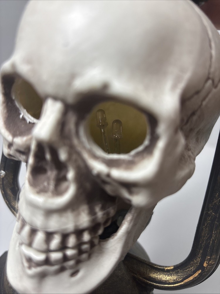Halloween Skull Lantern w Handle Flicking Light Pirate Prop Hanging