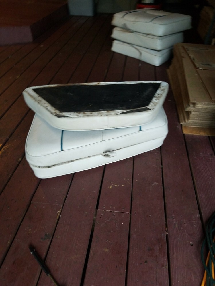 Z7 1992 Crownline 182 front seats