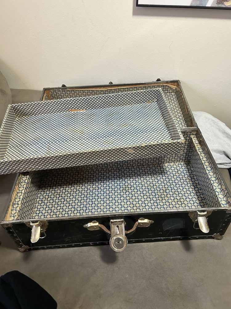 Steamer trunk Vintage still has the key
