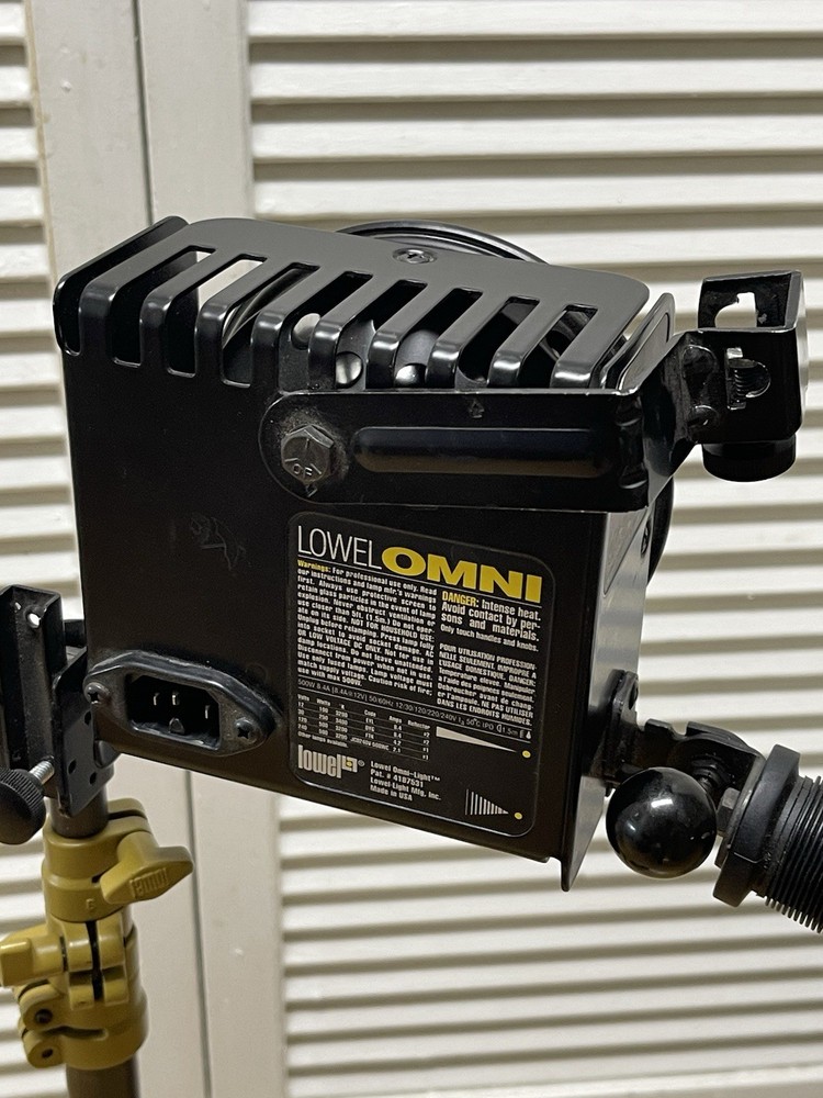 Lowel Omni Light And Stand Needs Bulb