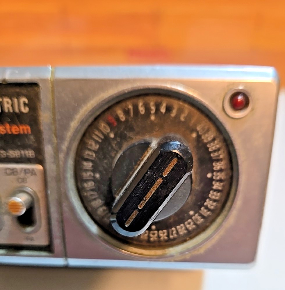 Vintage General Electric CB Transceiver; Model No. 3-5811B; 40 Channel; Untested