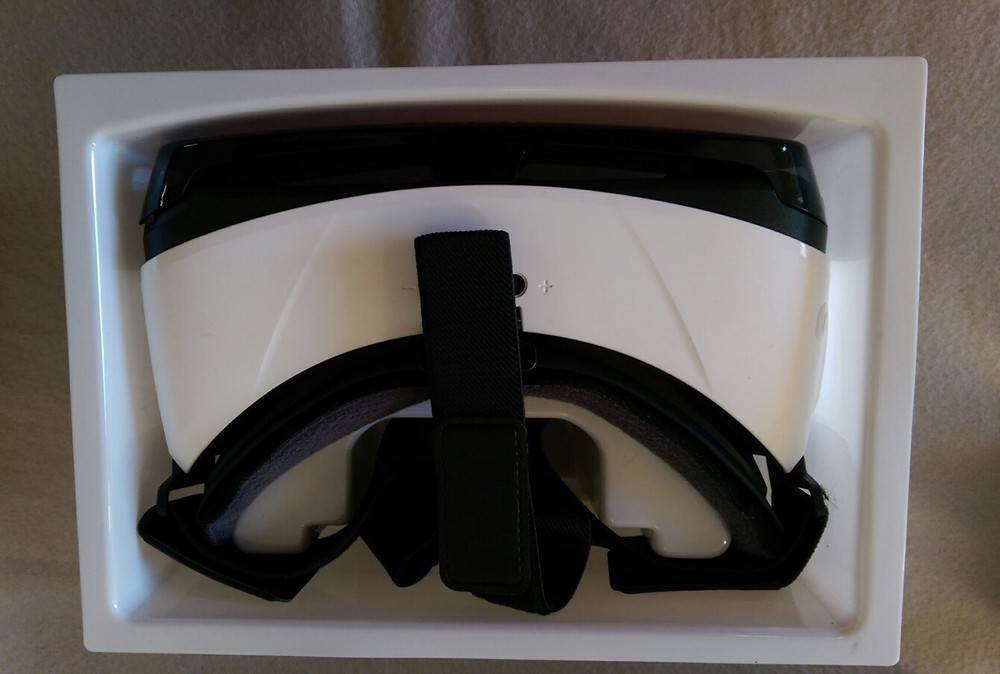 SAMSUNG Gear VR Headset SM-R322 Used Once Oculus