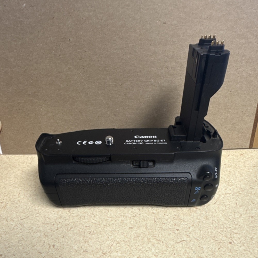 Canon BG-E7 Battery Grip for EOS 7D DSLR / battery