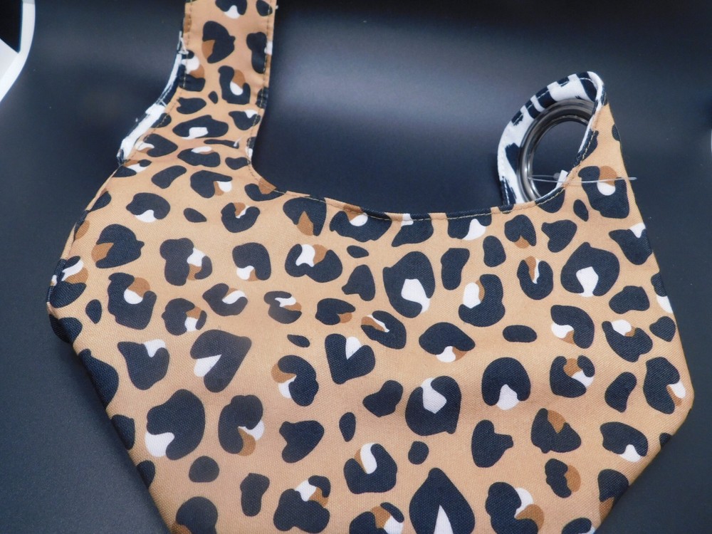 Leopard Reversible yarn storage by loops & thread