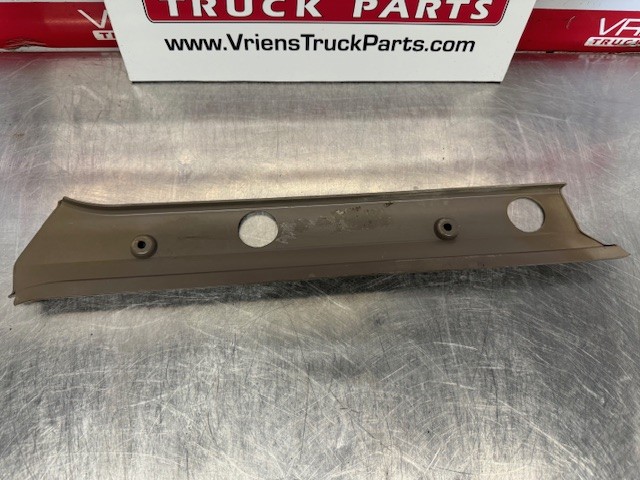 KENWORTH WINDOW PILLAR TRIM