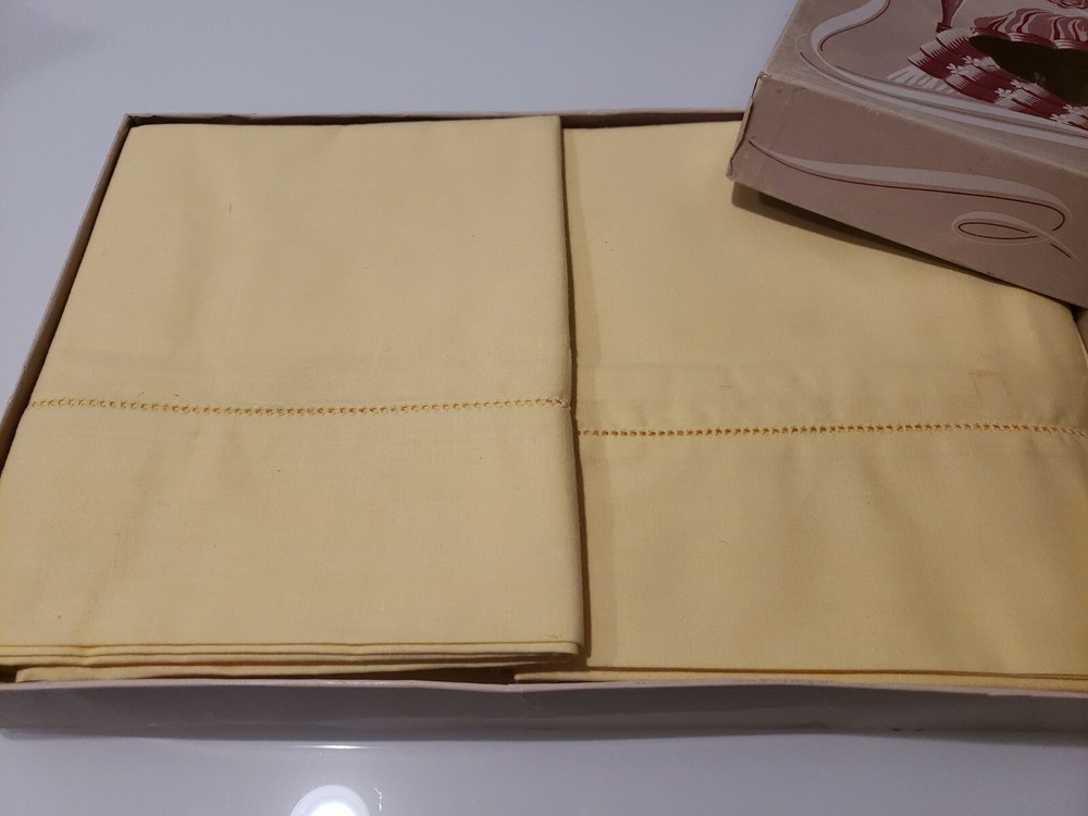 Vintage Lady Glare Bedding Sheet 2 pillow cases Canada