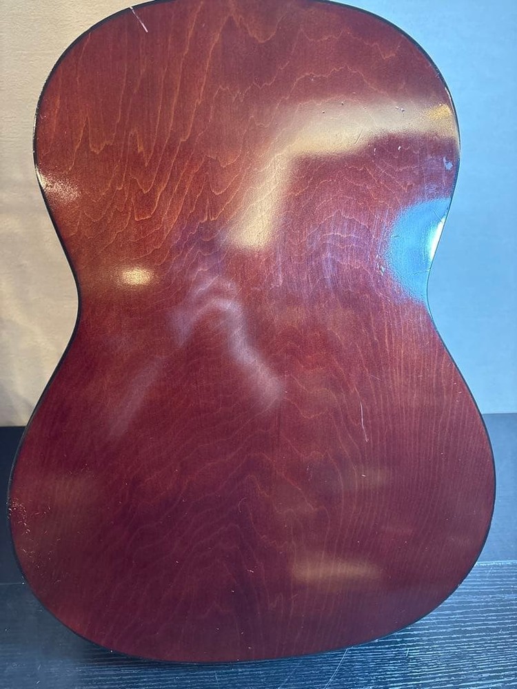 Alvarez Classical Guitar With Hard Case Nylon Strings