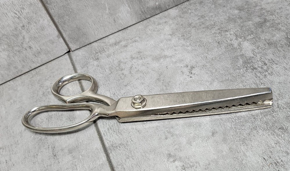Vintage Sewing Fabric Pinking Shears Scissors
