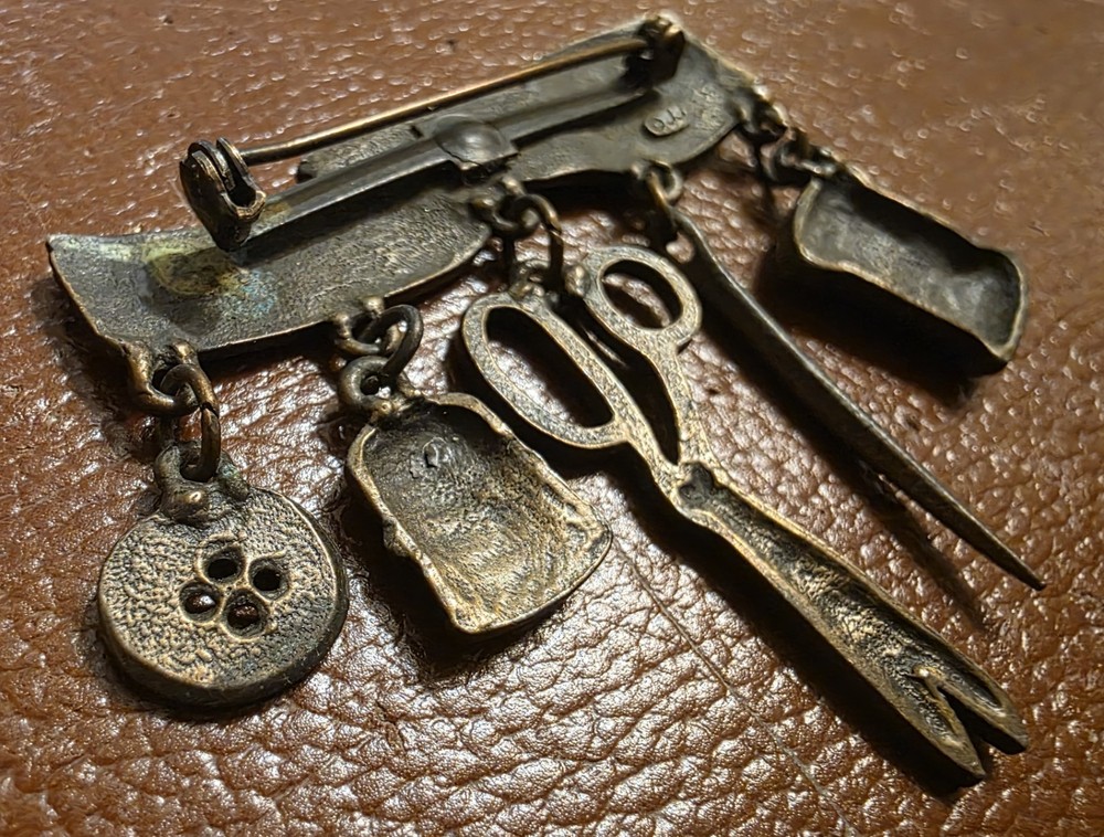 VINTAGE SEWING THEME LAPEL PIN