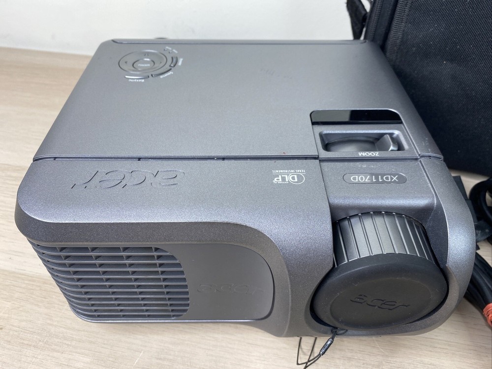 DLP PROJECTER ACER XD1170D HD WITH CARRYING CASE
