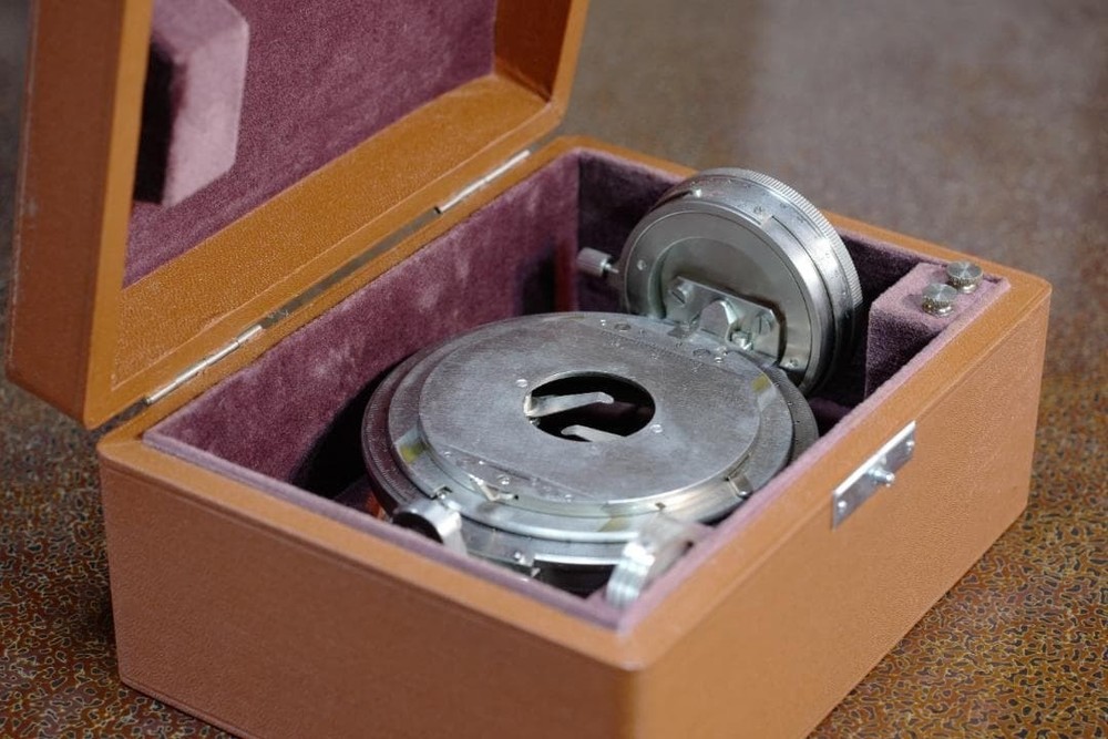 microscope antique Microscope Accessory No. 16 "Leitz Universal Stage UT2" USED