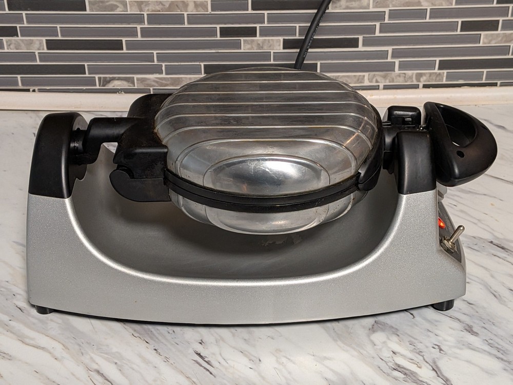 VillaWare UNO 2009 Gravity Rotating Belgian Waffle Maker Flowers Tested *READ*