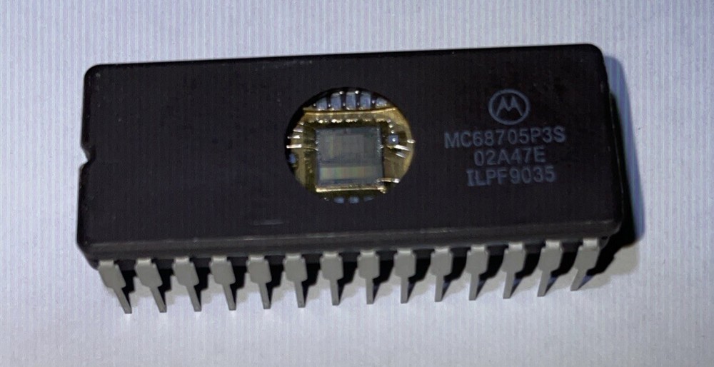 MC68705P3S MOTOROLA INTEGRATED CIRCUIT 8-BIT MICROCONTROLLER CDIP-28