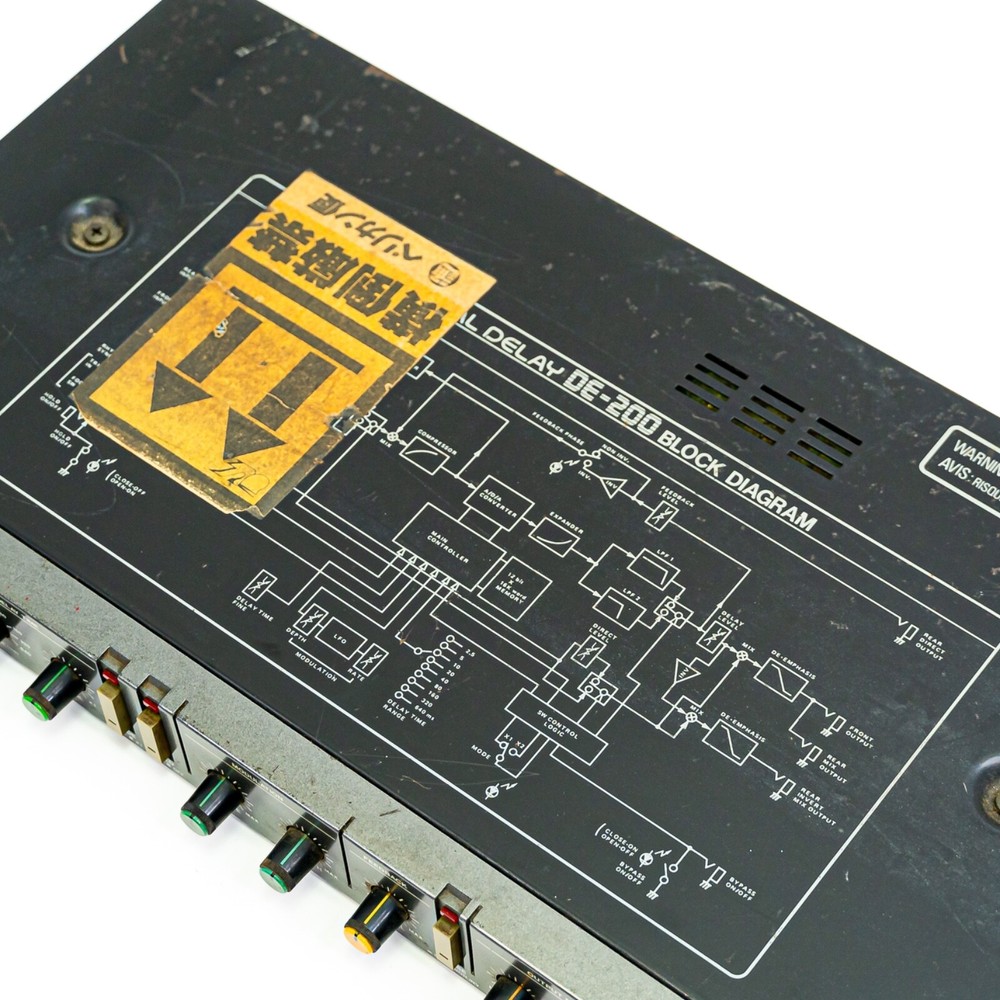 Boss DE-200 – Vintage Rackmount Digital Delay with Awesome Delay Hold Function