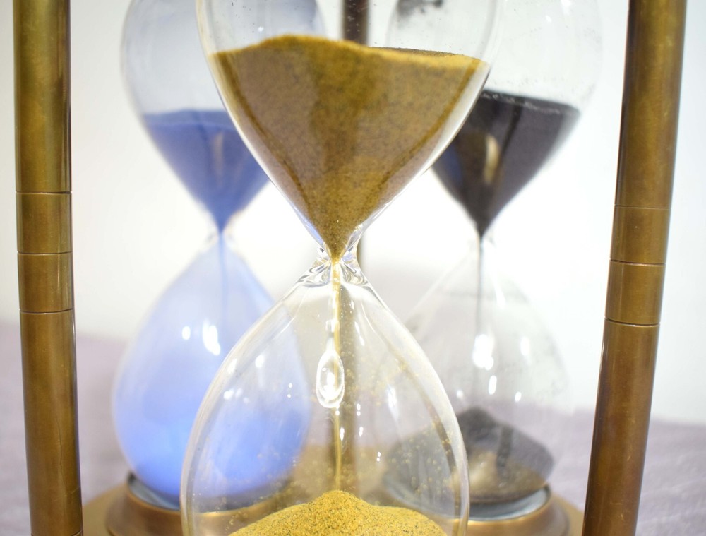 "Luxuriously Crafted 3-Rod Brass Sand Timer, Unique Timepiece Combining Classic