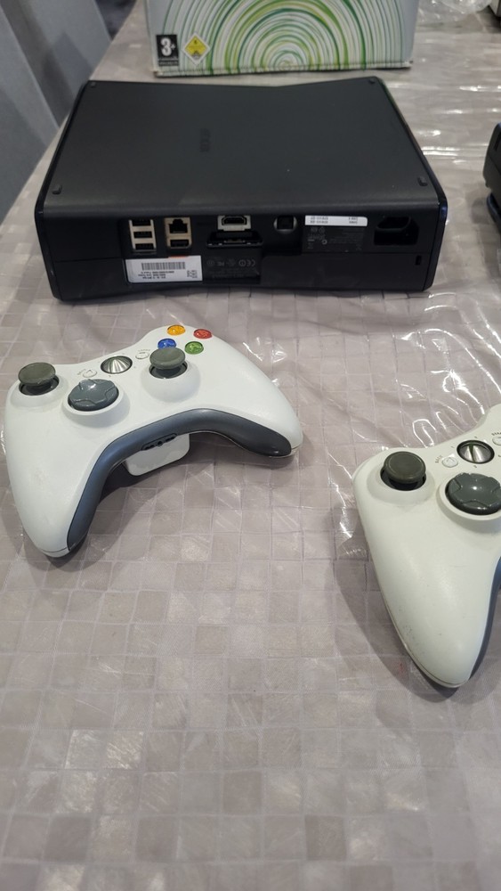 Xbox 360 Microsoft + Kinect + 2Controllers + Football Game + Cavettery