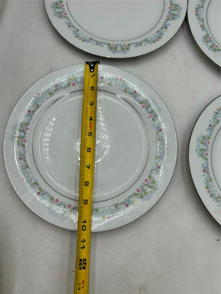 4) CROWN MING WINDSOR DINNER PLATES
