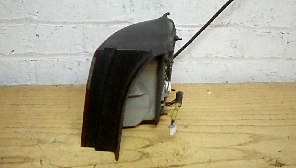 Kia Carens (06) Passengers Left Rear Light.