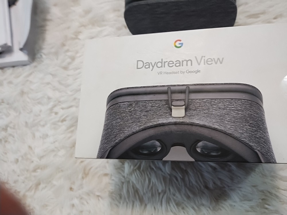 Google DAYDREAM VIEW + Remote GA00204-US (Android, 2016, Charcoal) **COMPLETE**