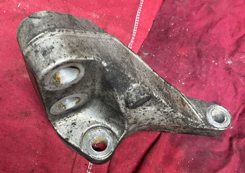RH REAR Engine MOTOR MOUNT BRACKET 20505049, Volvo