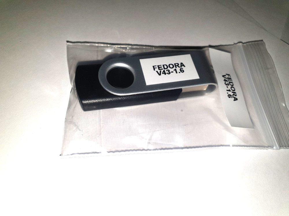 Linux Fedora V43-1.6, 64-bit, Bootable Live and Install USB Flash Drive