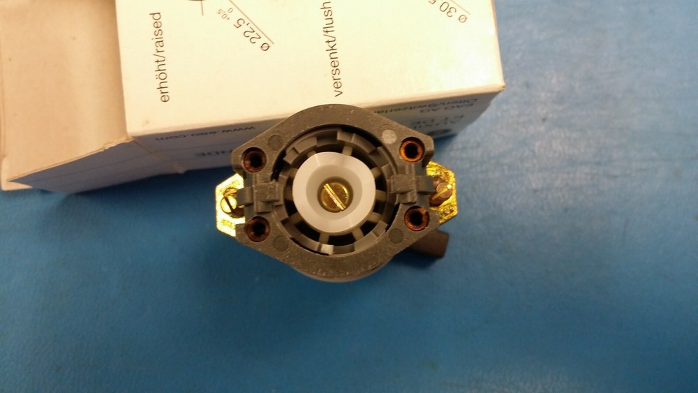 (1 PC) EAO SWITCH 704.102.0/6 SELECTOR SWITCH-ACTUATOR 2 POSIT