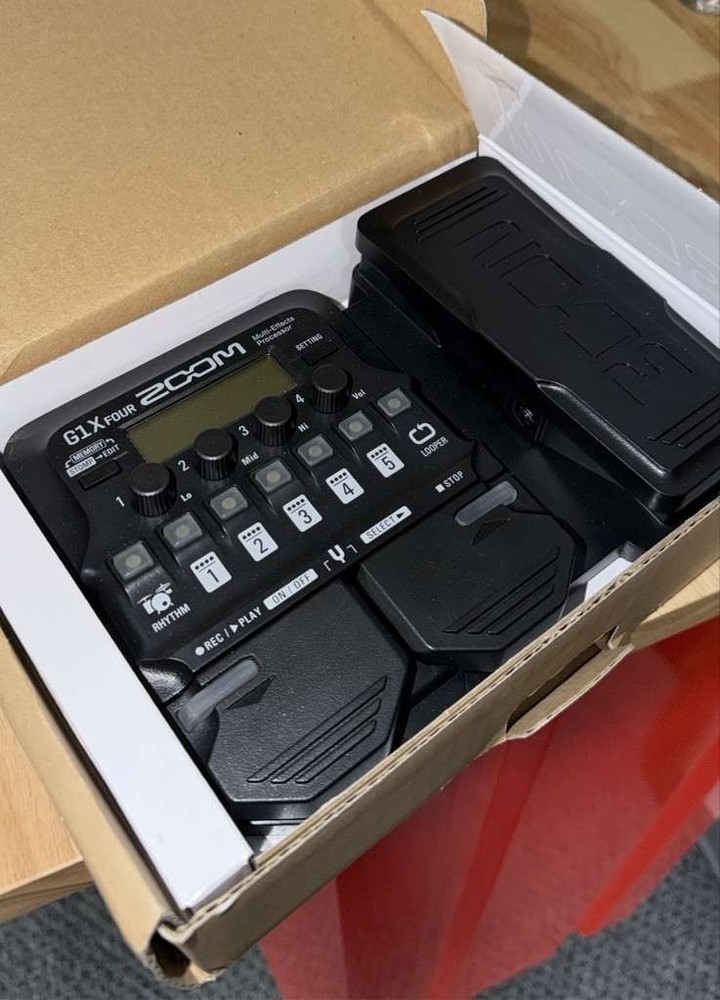 Zoom G1X FOUR Multi-effects Processor with Expression Pedal