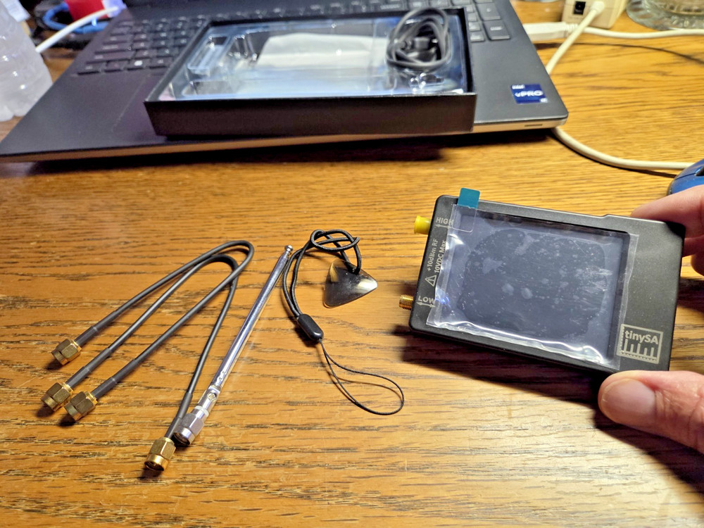 Tiny Spectrum Analyzer TinySA 100kHz-960MHz Portable Frequency Analyzer in Box