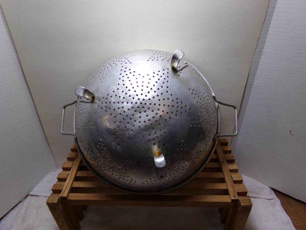 Vintage 7 Star Aluminum Footed Colander 11"