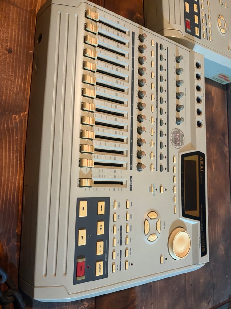 Akai DPS12