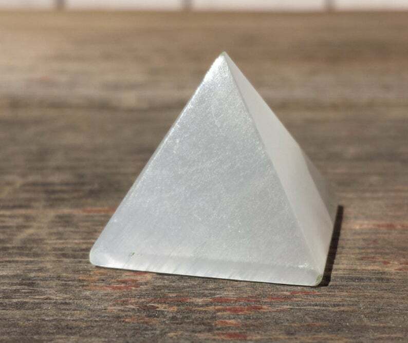 NATURAL SELENITE MEDIUM GEMSTONE PYRAMID 27-30mm