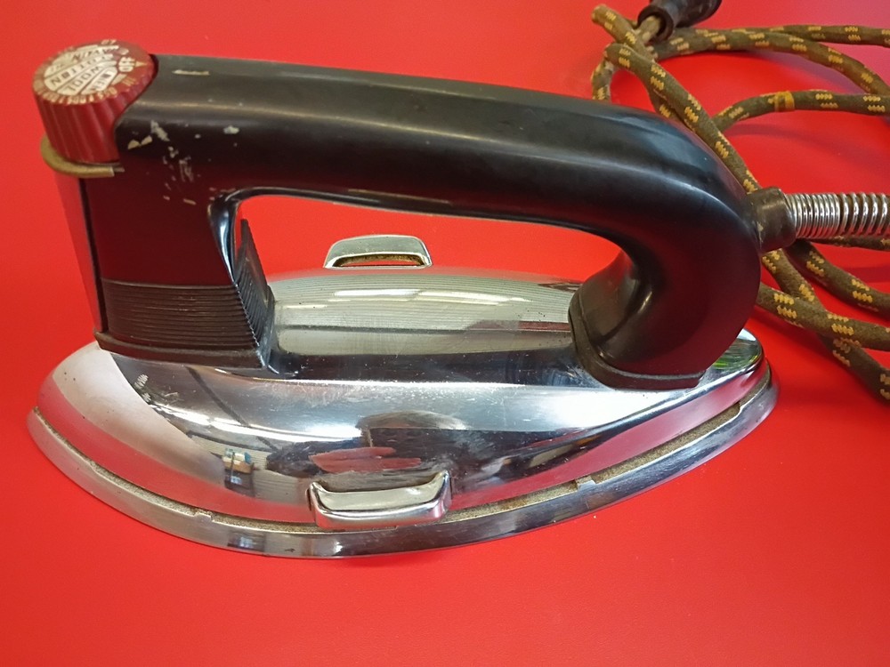 Vintage General Mills GM1B Electric Iron - tested + working
