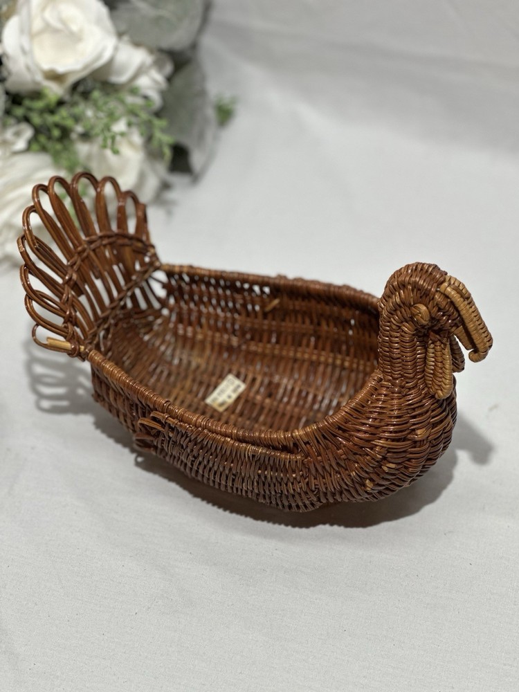 VTG Turkey Shaped Wicker Basket Table Decor Easter Or Fall Centerpiece Rustic