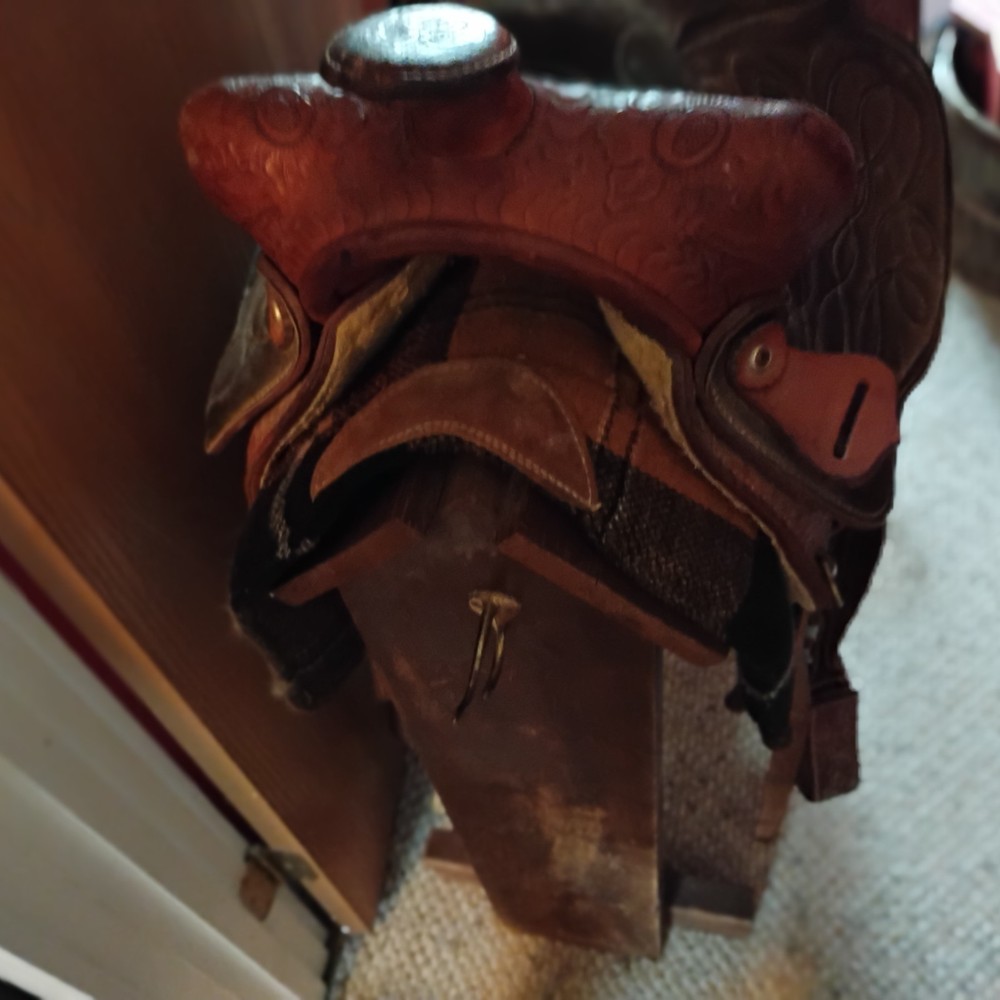 Western Saddle with pad and stand