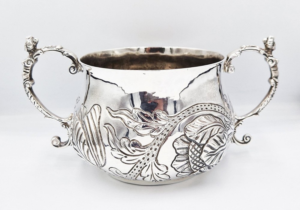ANTIQUE SOLID SILVER MAIDEN HANDLED PORRINGER - POSSIBLY 17TH / 18TH CENTURY
